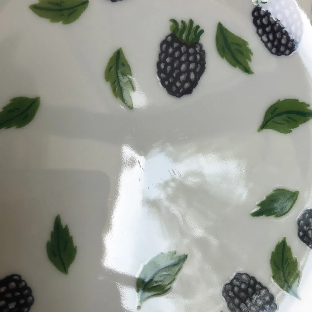 Williams Sonoma Heart Shaped Strawberry And Blackberry Dessert Plates